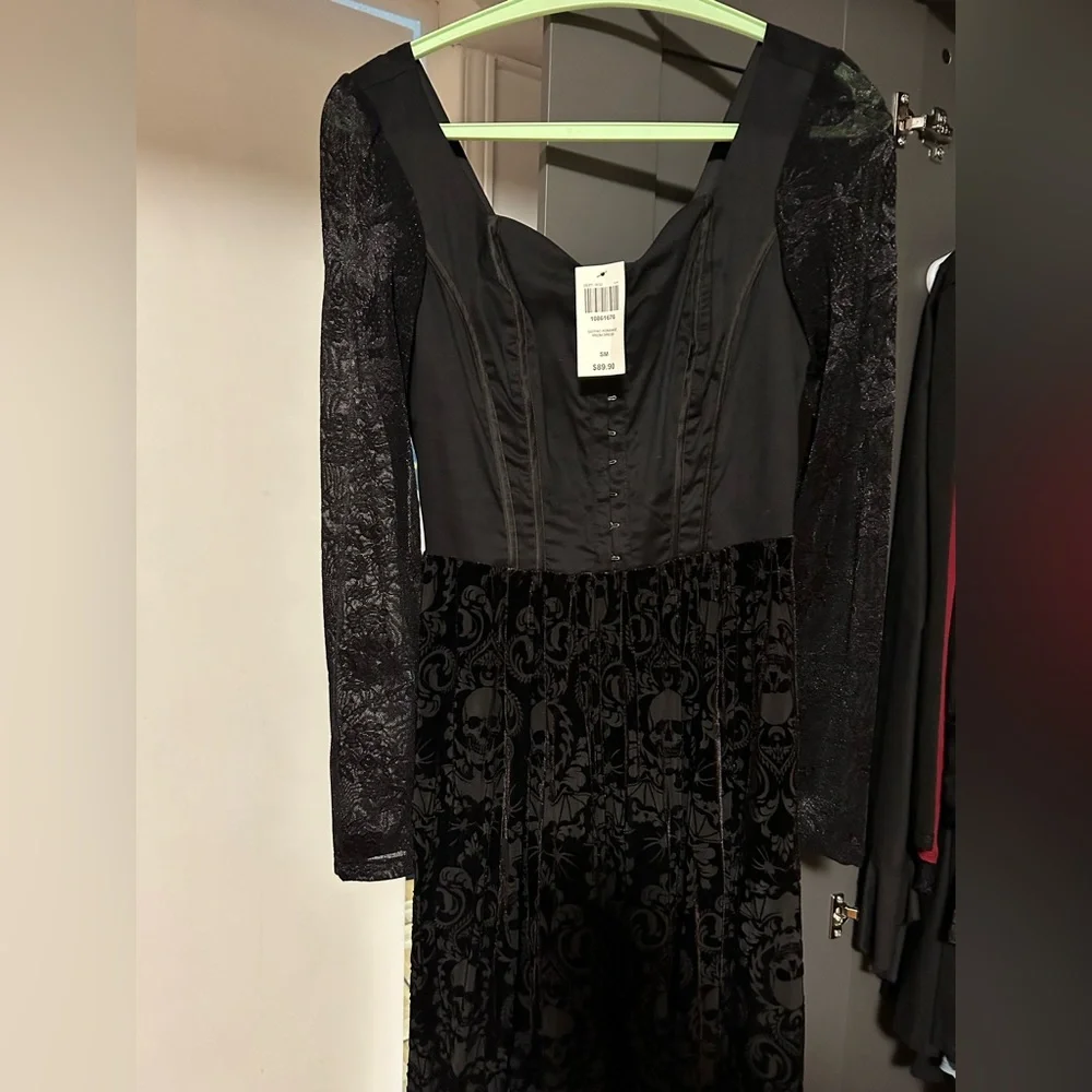 Hot Topic Black Lace Long-Sleeve
Velvet Hi-Low Gown (Prom Collection 2017) - Picture 7 of 10